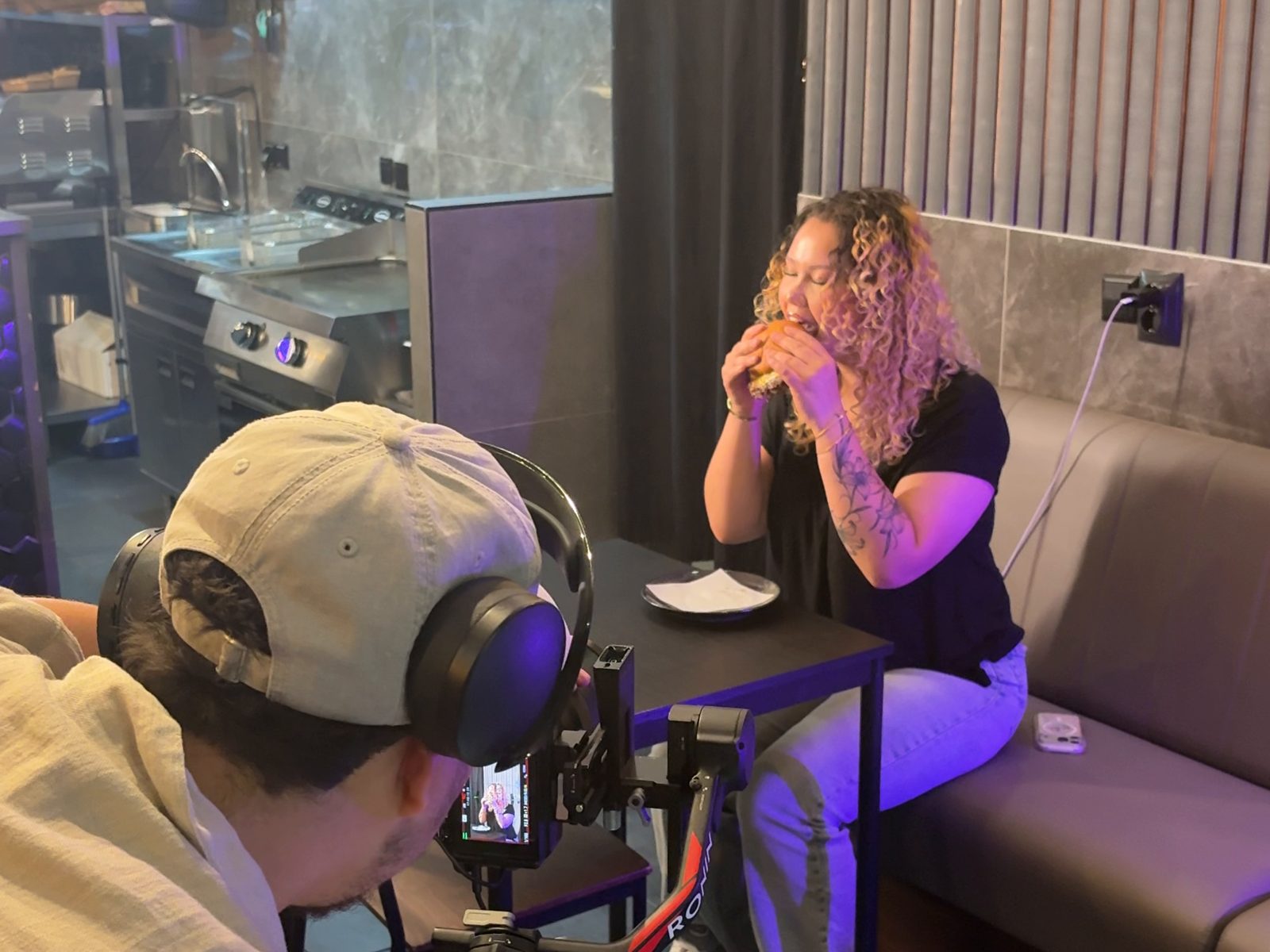Justin Bos van Impax Media filmt op de set bij Nemo’s Burger
